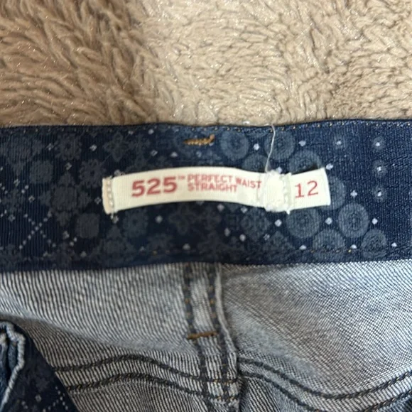 Woman’s Levi jeans - Picture 2 of 4